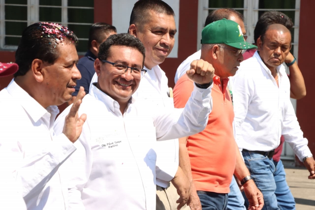 En Atencingo, el diputado Pável Gaspar Ramírez participó en el desfile conmemorativo por el Día del Trabajo