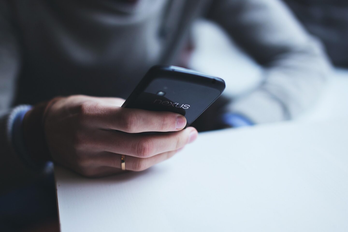 Analizan limitar uso recreativo de celulares en aulas de educación básica en Puebla