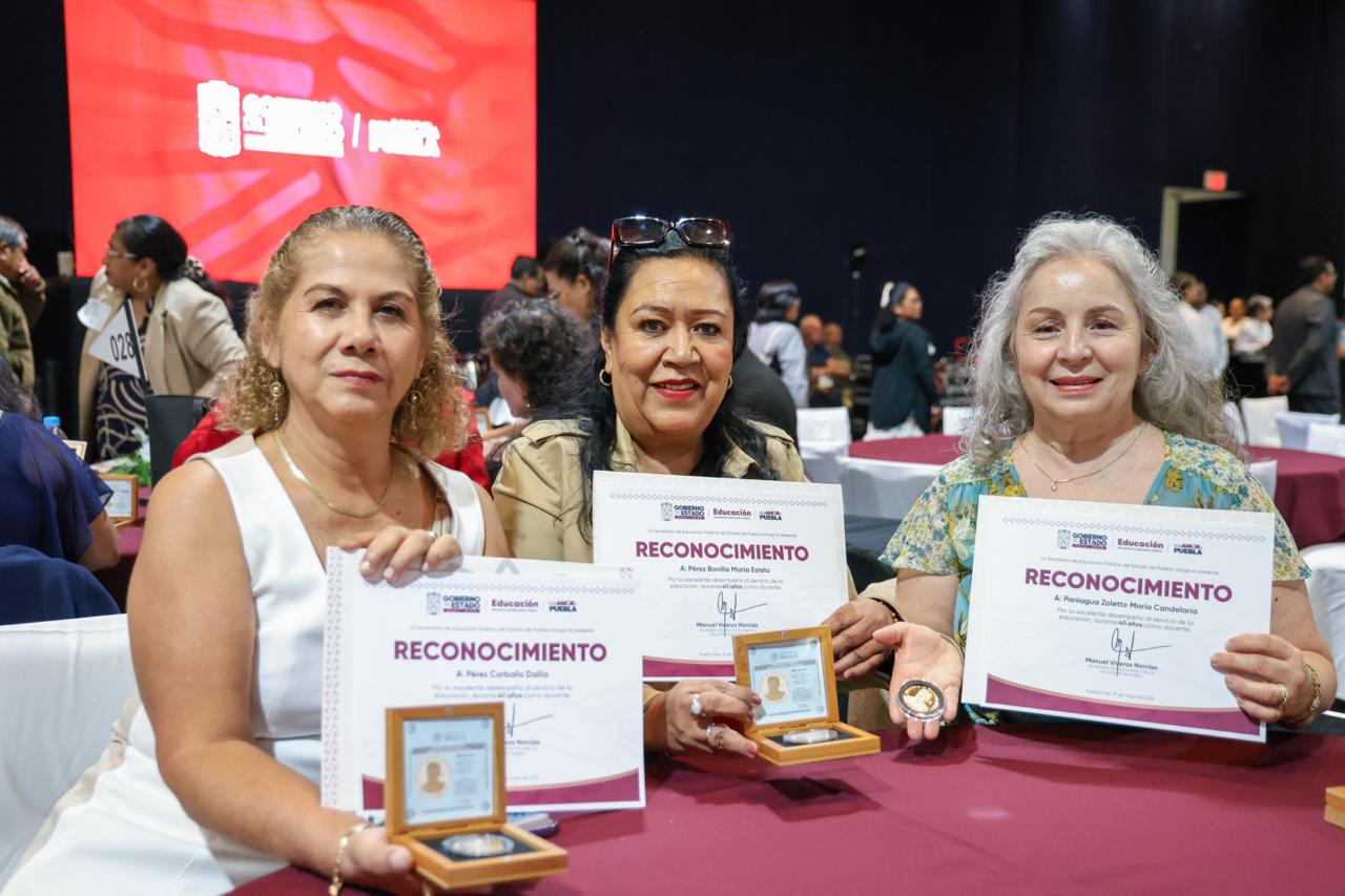 Reconoce SEP trayectoria a casi 2 mil docentes por 30 y 40 años de servicio