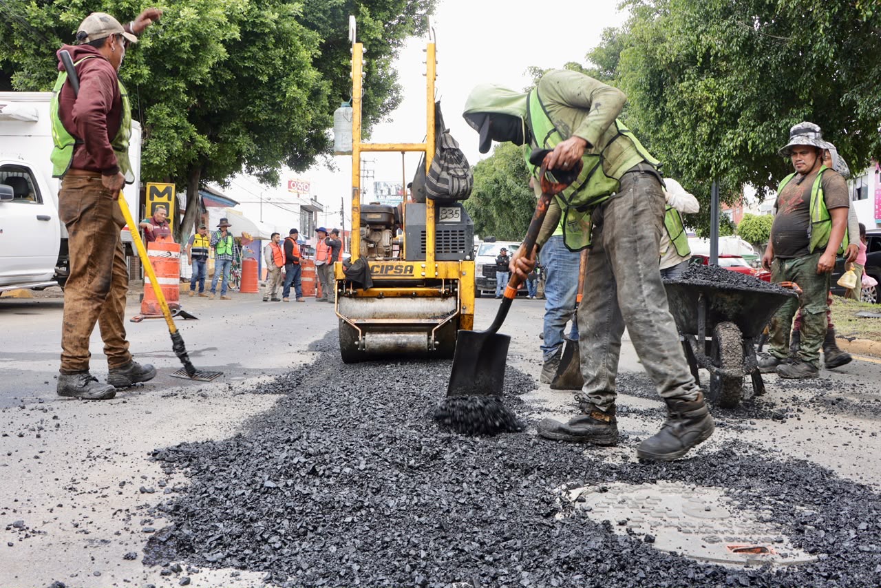 Realiza Secretaría de Infraestructura corrección temporal en daño por drenaje en Avenida Lafragua