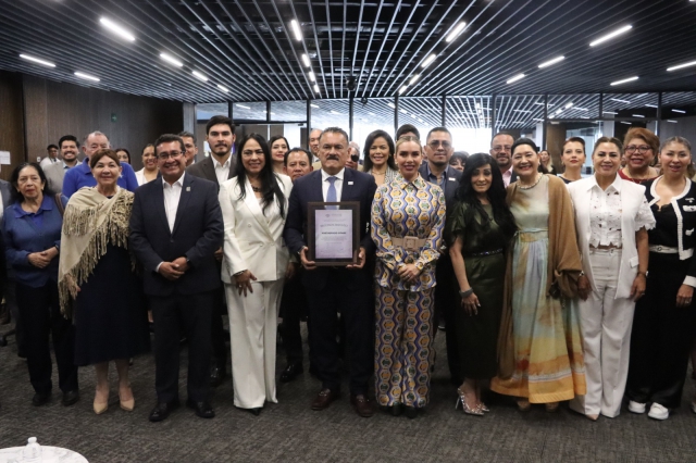 Unidad para la Igualdad de Género del Congreso entrega reconocimiento al presidente de la Fundación Cáritas Puebla