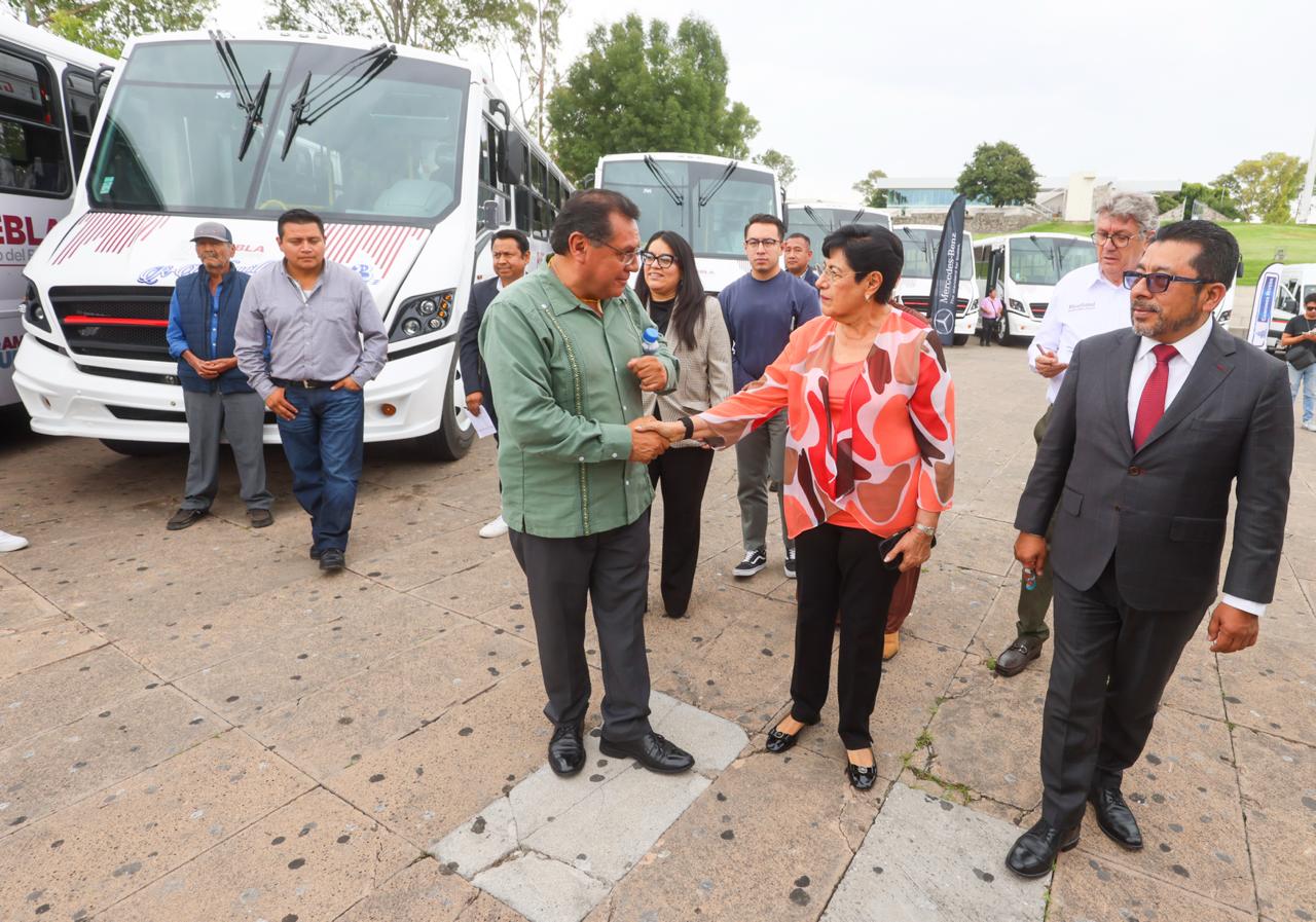 Gobierno Estatal cumple compromiso y entrega nuevas unidades a transportistas; impulsa movilidad segura 