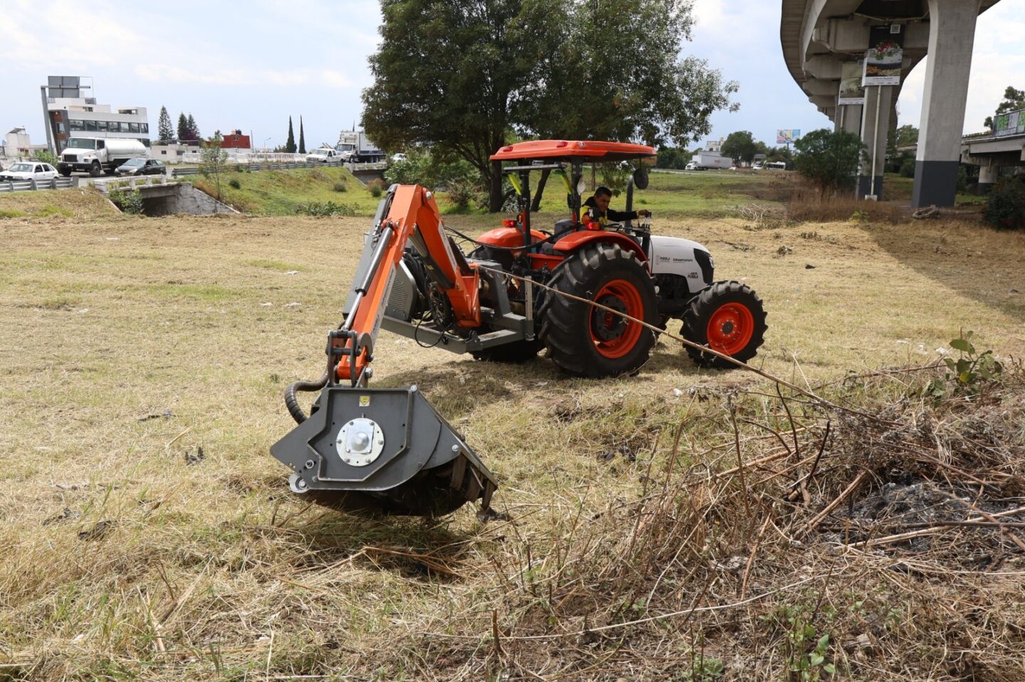 Transforma gobierno estatal accesos a Puebla con barrido mecánico y mantenimiento