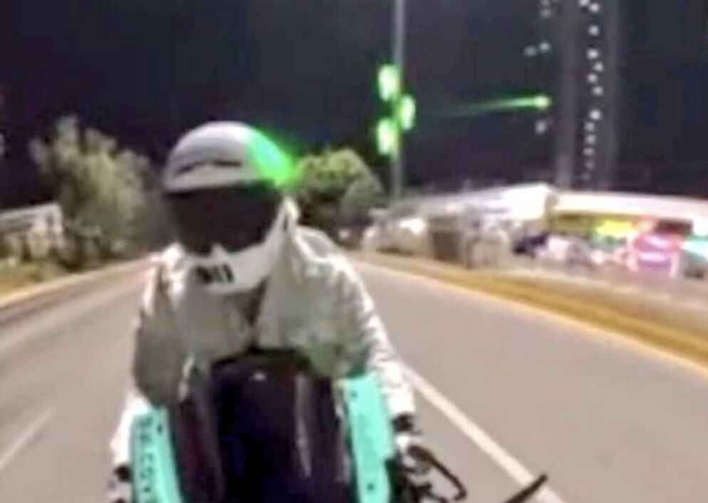 Captan láser apuntando a motociclista en Atlixcáyotl; crece inquietud por ataques a vehículos