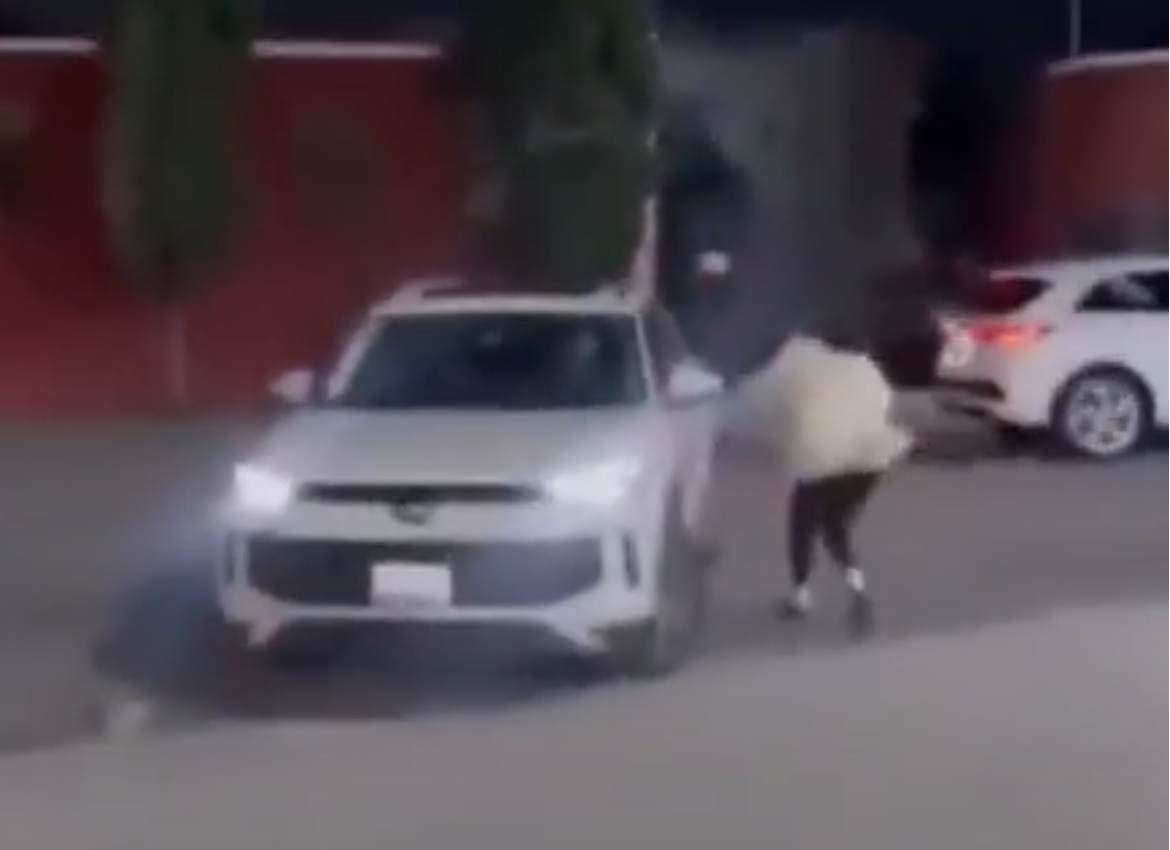 Asalto a mano armada en Momoxpan queda grabado; delincuentes roban camioneta frente a tienda de conveniencia