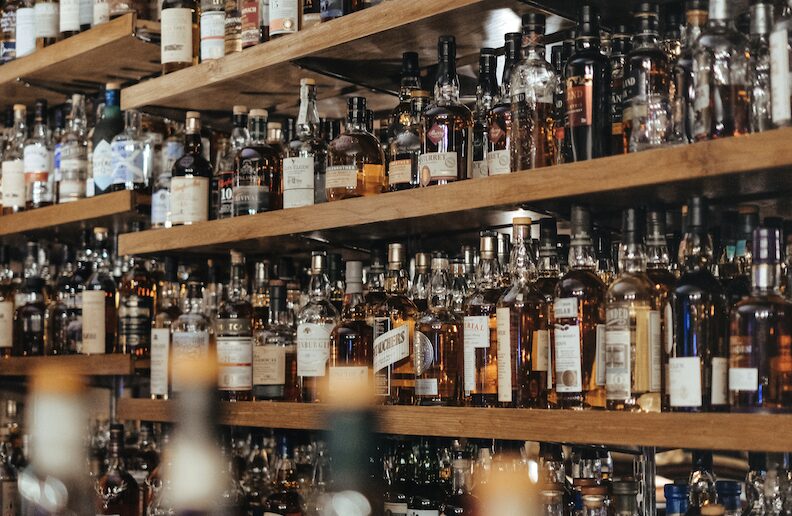 Alcohol presuntamente adulterado deja tres muertos y 16 intoxicados en celebración familiar de Salamanca