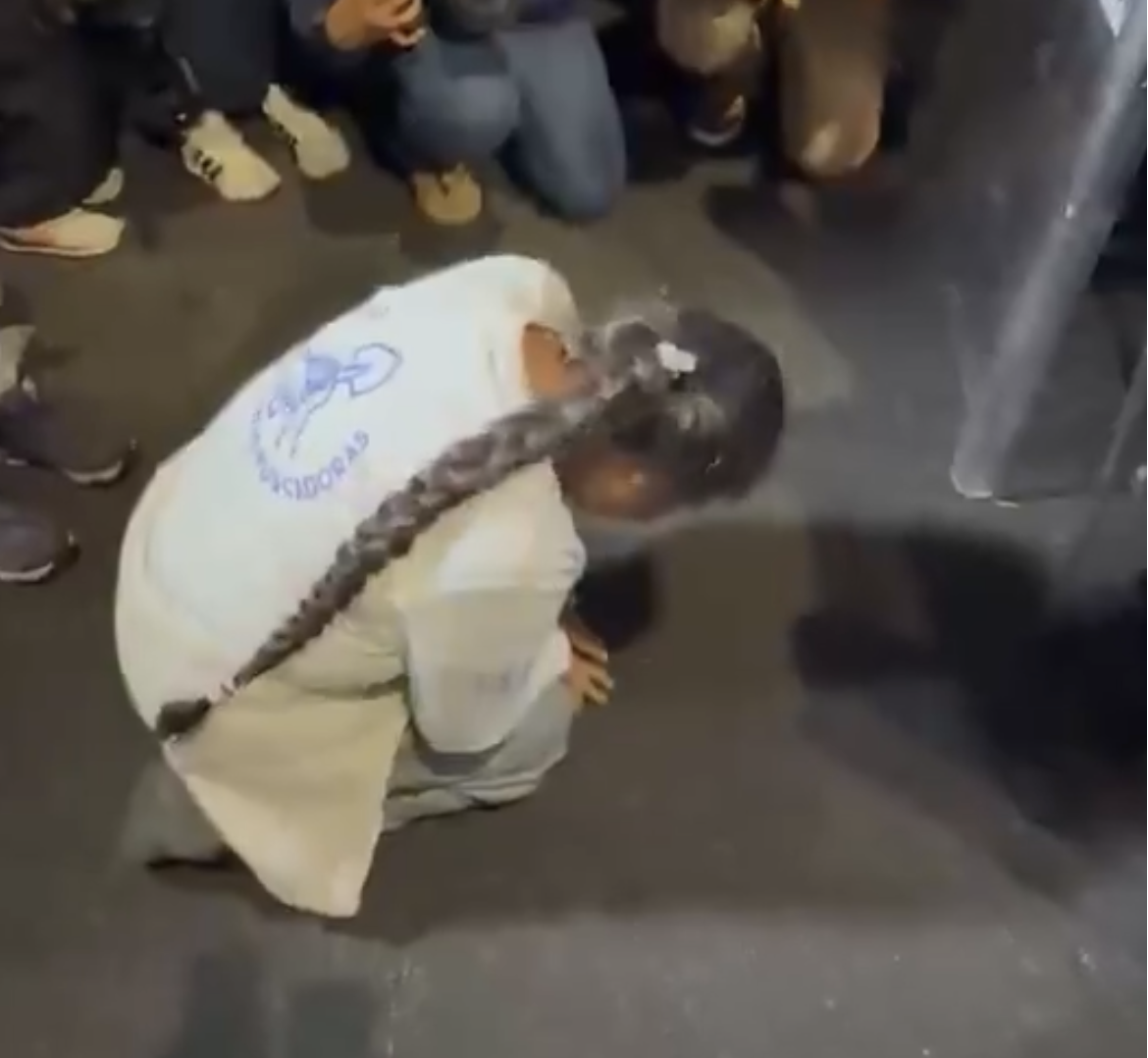 Madre buscadora se arrodilla ante policía durante protesta rumbo al Mundial 2026
