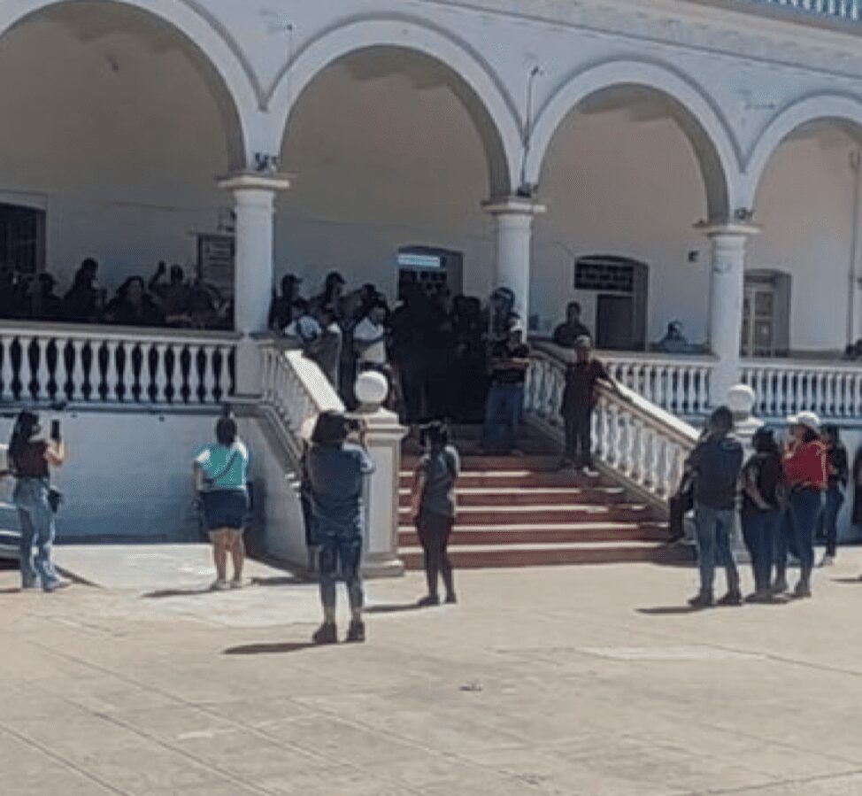 Acatlán vive jornada de confrontación; detención de maestra desata indignación ciudadana