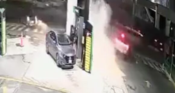 Conductor en aparente estado de ebriedad provoca choque en gasolinera de Puebla y huye; hay un lesionado