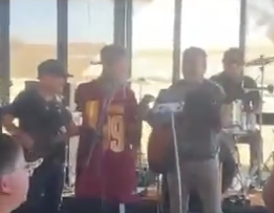 Video viral: Santa Fe Klan canta balada de Los Terrícolas en restaurante de Hermosillo