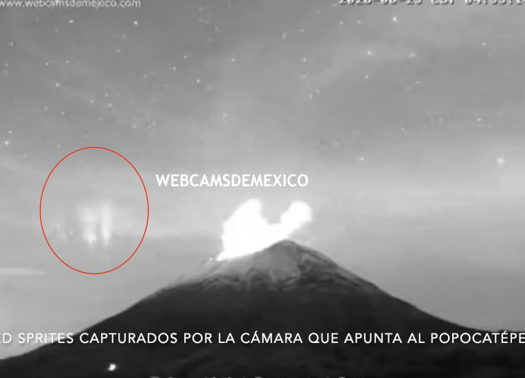«Danza en el cielo» | Captan extraños destellos rojos sobre el Popocatépetl