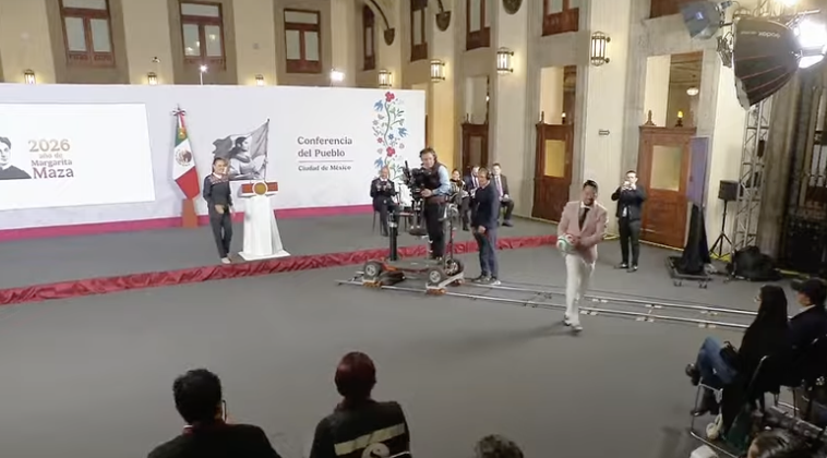 Mañanera festiva: Sheinbaum felicita al Tri y premia a reportero que acertó el 3-0