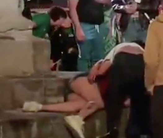 Caos en festejos del Tri en Puebla: mujer lesionada tras caer de monumento en Avenida Juárez