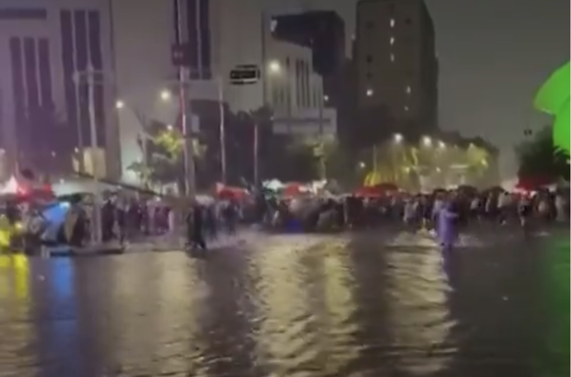 Reforma se inunda… y la afición la convierte en pista de baile tras victoria del Tri