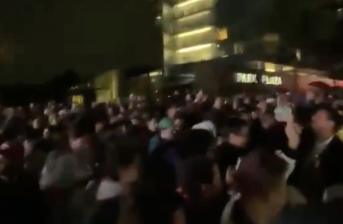 Aficionados mexicanos realizan “serenata” a Ecuador y desatan debate por prácticas de presión en el Mundial 2026