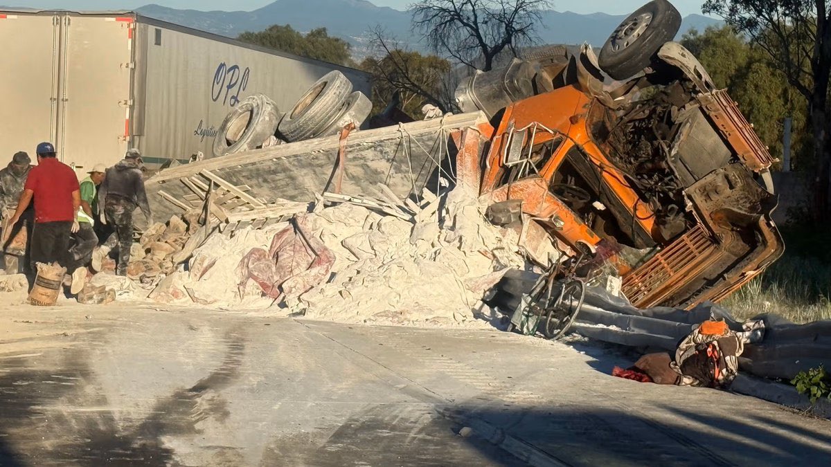 Vuelca tráiler con17 toneladas de cemento en la México-Puebla; provoca caos vial