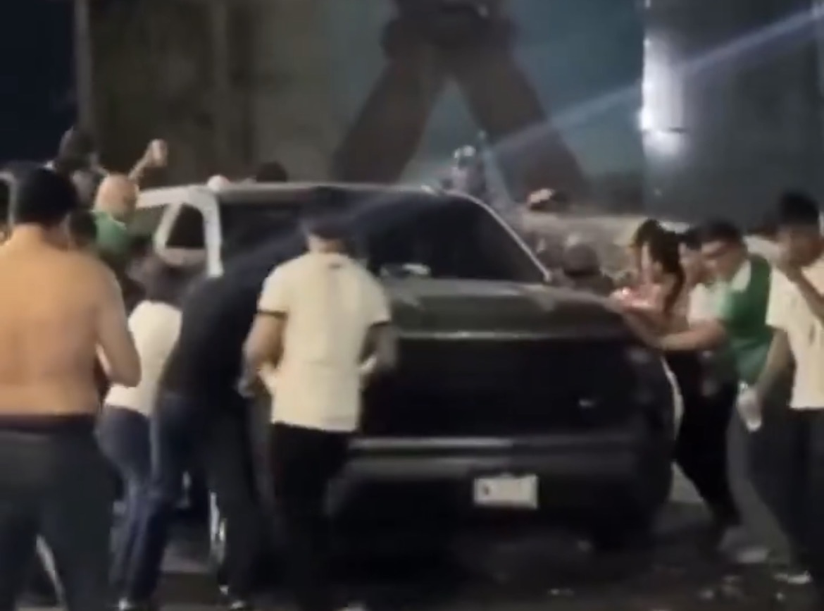 Conductor ebrio atropella a aficionados durante festejos por triunfo de México en Chihuahua