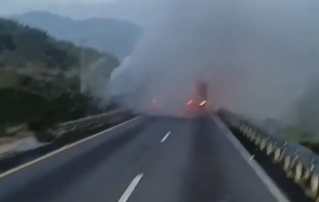Se incendia autobús de pasajeros en la Puebla–Orizaba; evacuación oportuna evita tragedia