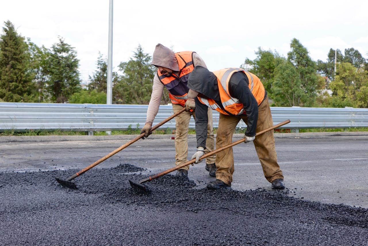 Secretaría de Infraestructura tiende micro carpeta en Periférico Ecológico para seguridad vial