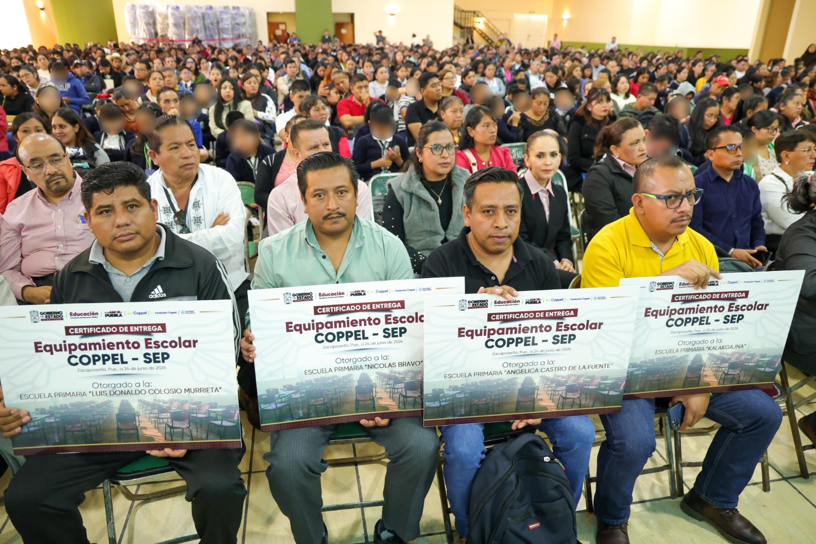 Entrega SEP más de 12 mil becas a estudiantes