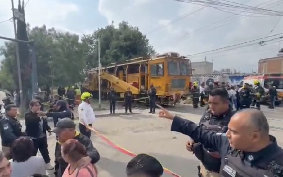 Choque entre tren y transporte público en Rivera Anaya