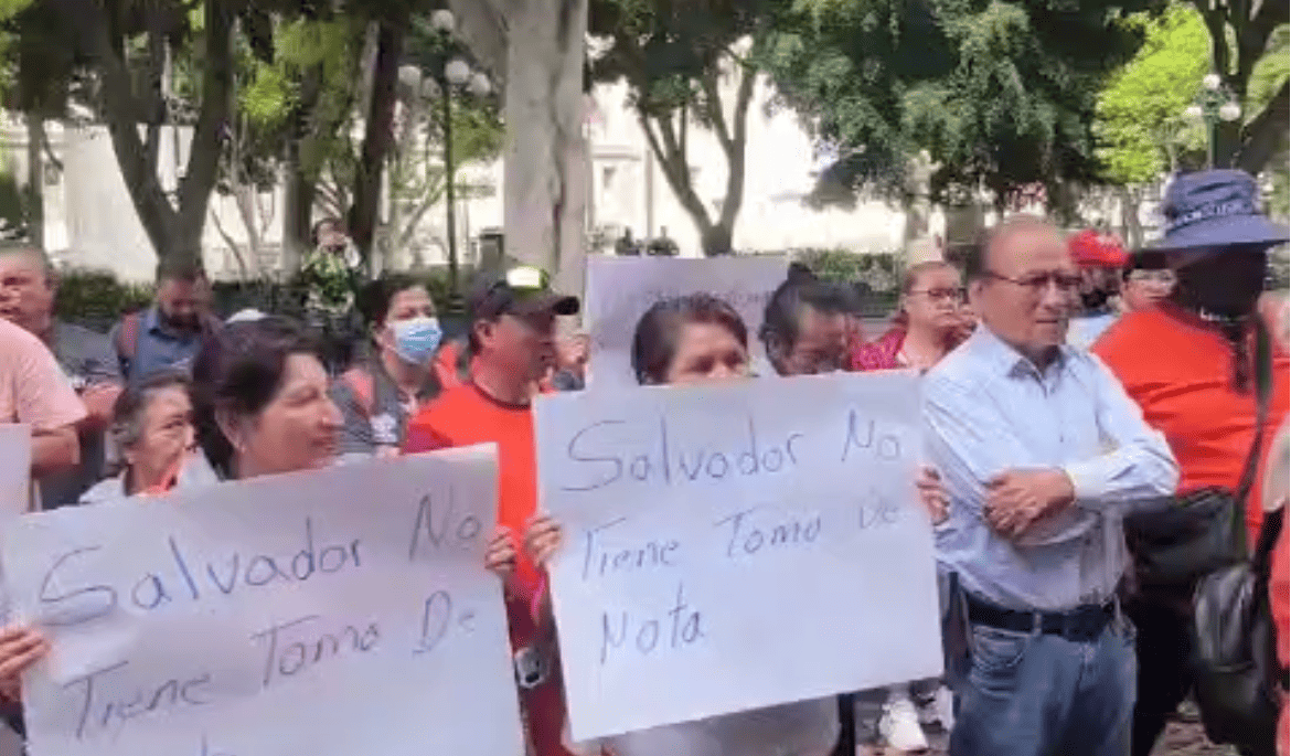 Trabajadoras del Servicio de Limpia elevan exigencias laborales en el Centro Histórico de Puebla