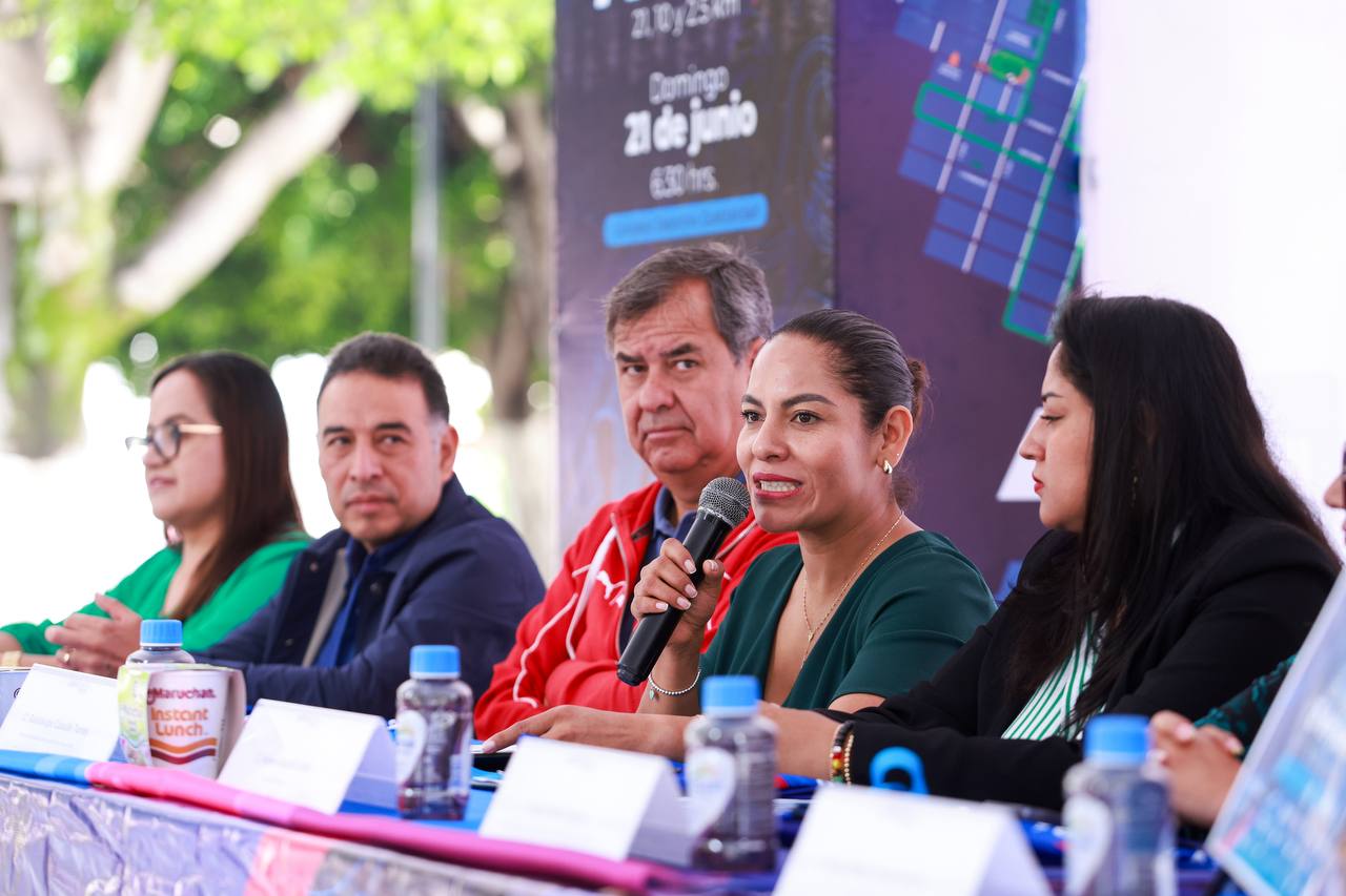 Presenta Lupita Cuautle playera y medalla de la 12ª edición del Medio Maratón del Día del Papá 2026