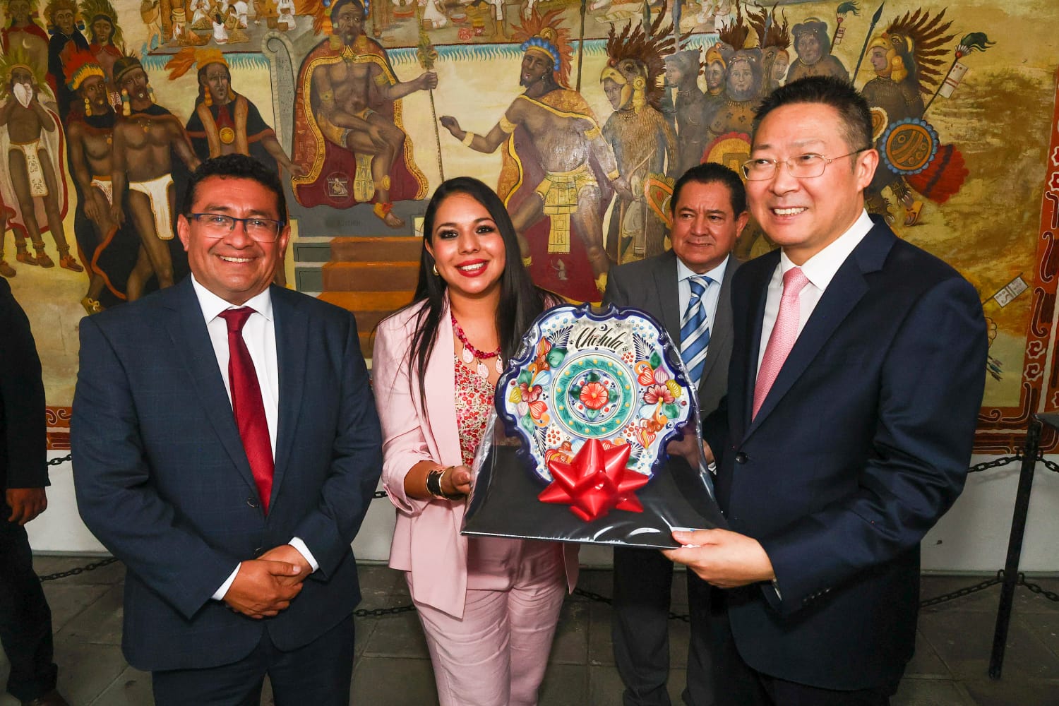Fortalece Tonantzin Fernández lazos culturales con China mediante exposición fotográfica en San Pedro Cholula