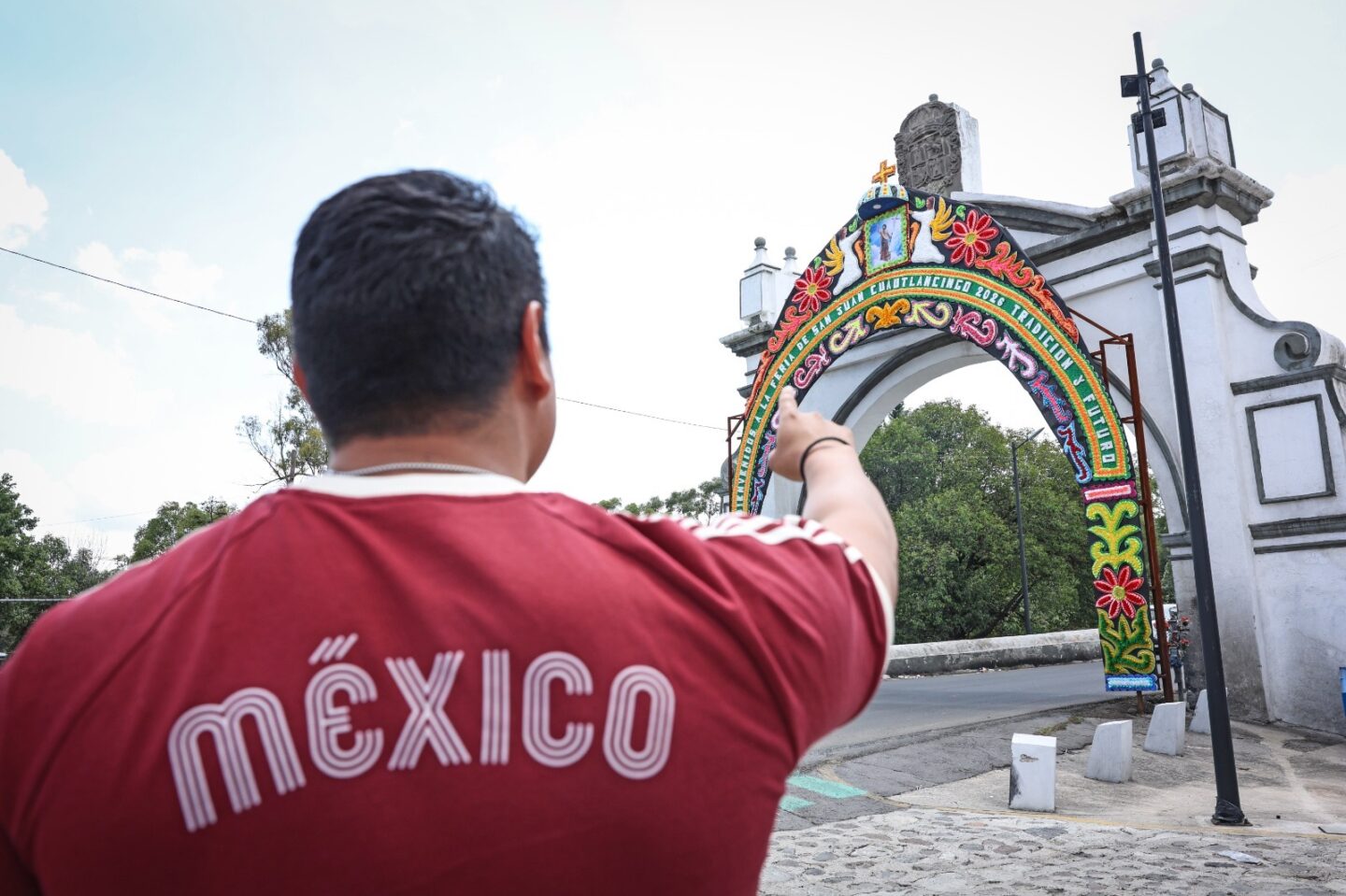 Omar Muñoz presenta enflorado de feria en el Puente de México
