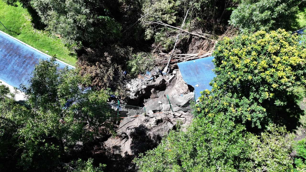 Con Obra Comunitaria y maquinaria, Gobierno Estatal interviene deslave en Parque Metropolitano