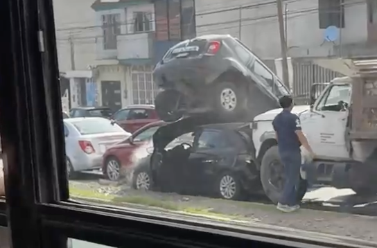 Falla mecánica de un Torton desata fuerte accidente múltiple en avenida Xonacatepec