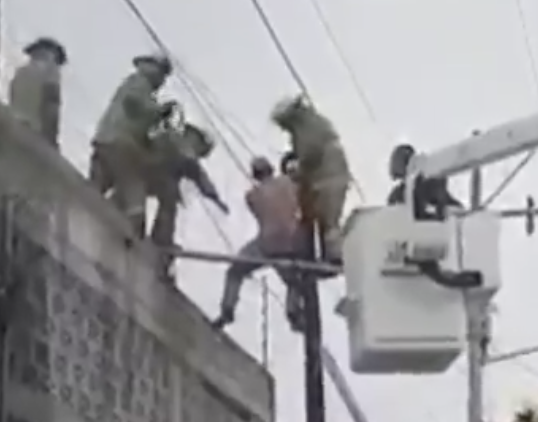De ladrón a rescatado: joven pasa seis horas en un poste antes de ser detenido