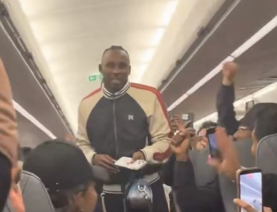 Pasajeros sorprenden a Julián Quiñones con ovación en pleno vuelo