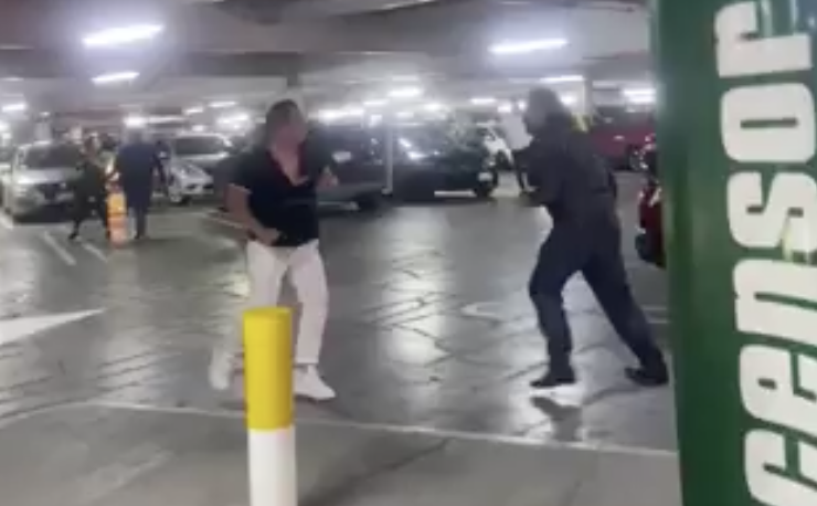 Pelea por un cajón de estacionamiento termina en choque y riña en Angelópolis