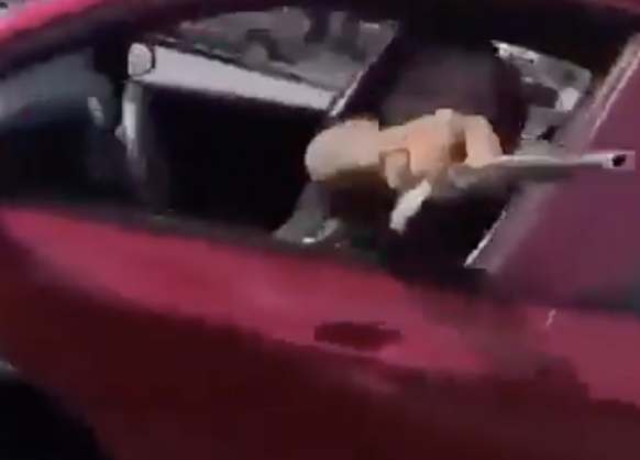 Video capta amenaza con aparente arma de fuego durante discusión vial en Guadalupe