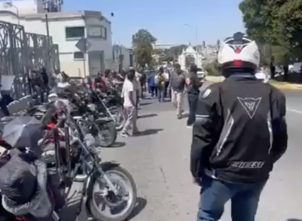 Gremio motociclista se manifiesta en el Congreso y marcha al CIS Atlixcáyotl contra la Ley Casco en Puebla