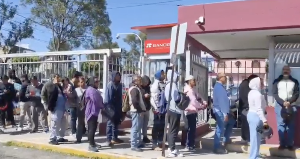 Arranca entrega de engomados para cascos; motociclistas realizan trámite ante la SMT Puebla