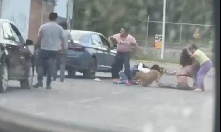 Pleito por choque entre vecinos en Puebla termina en batalla campal; perro ataca a participantes