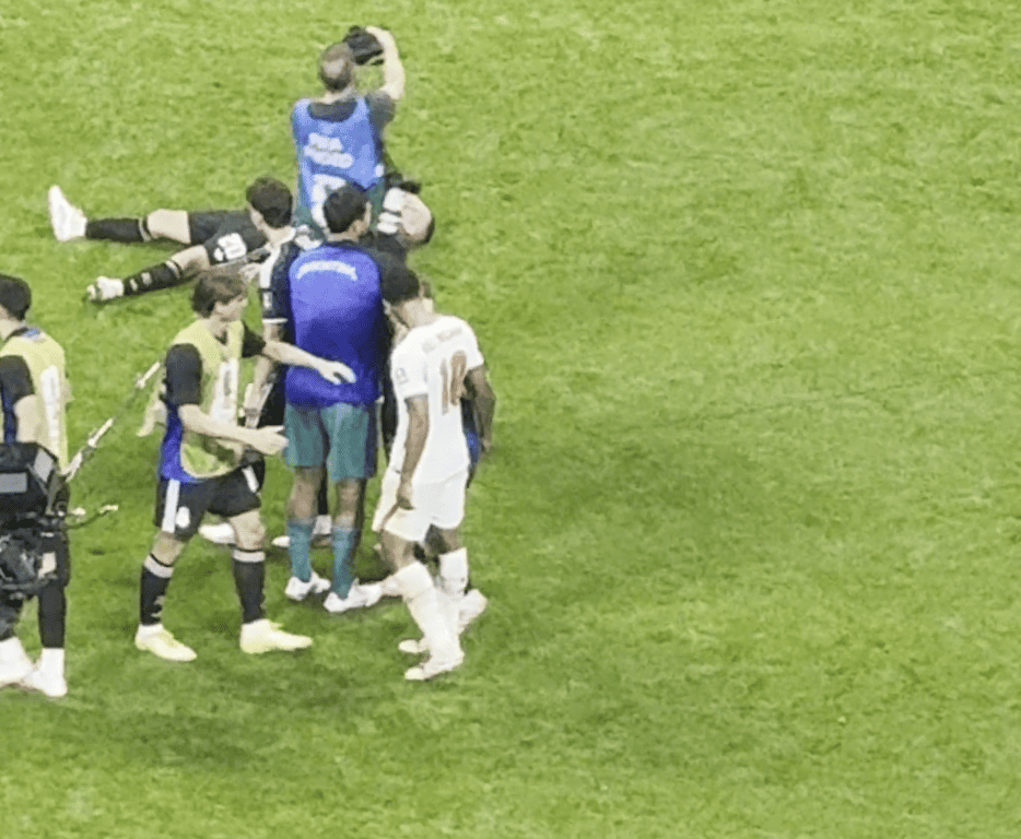 Agresión de Bellingham a Valentín Barco empaña semifinal entre Argentina e Inglaterra