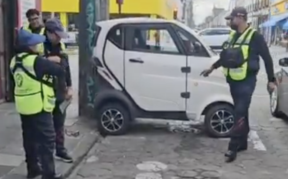 Viralizan video de conductor que ocupa cajón para motos con un mini auto en el Centro de Puebla