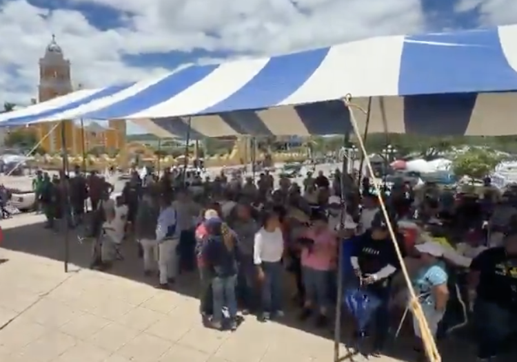 Continúa la crisis en Acatlán de Osorio; manifestantes recriminan a la alcaldesa tras reunión con autoridades