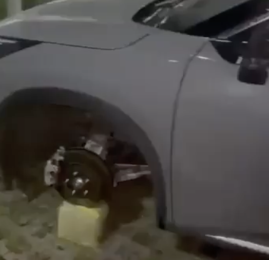 Desvalijan camioneta en el estacionamiento del Carl’s Jr en Vía Atlixcáyotl; reaviva preocupación por delitos en zonas comerciales