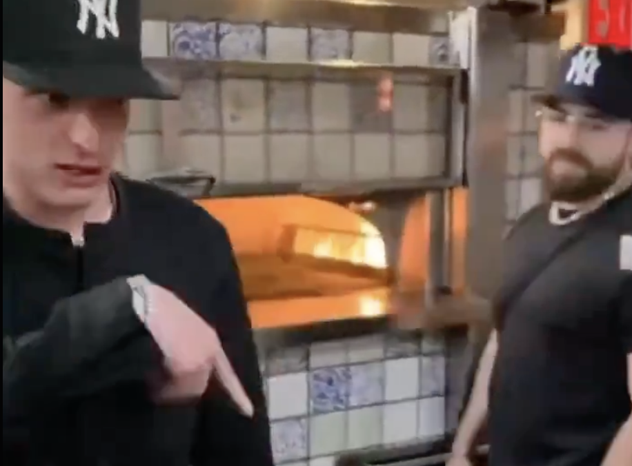 Viralizan regreso de Peso Pluma al restaurante donde trabajó antes de convertirse en estrella