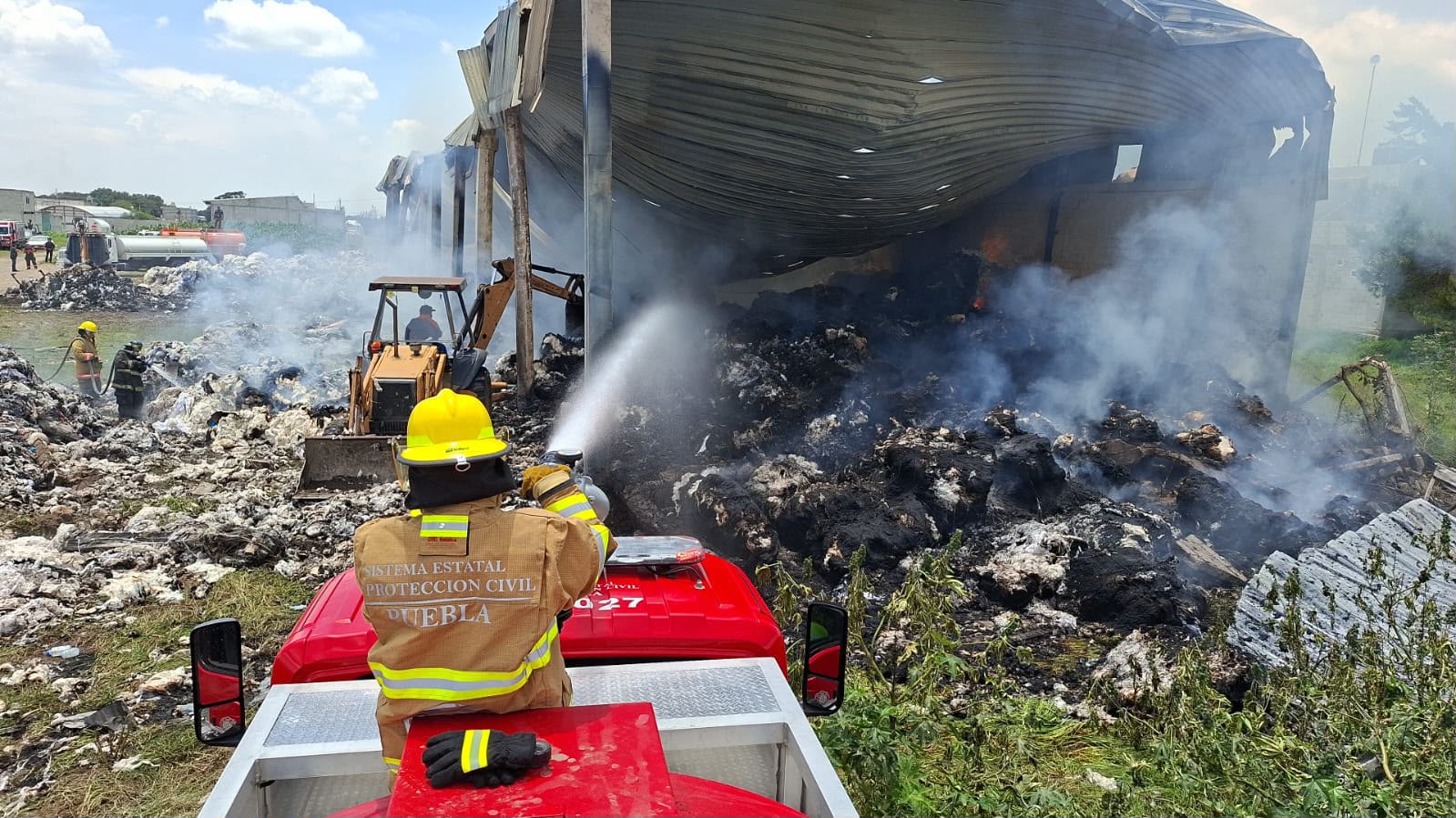 Tras 18 horas de labores, Protección Civil liquida incendio en bodega