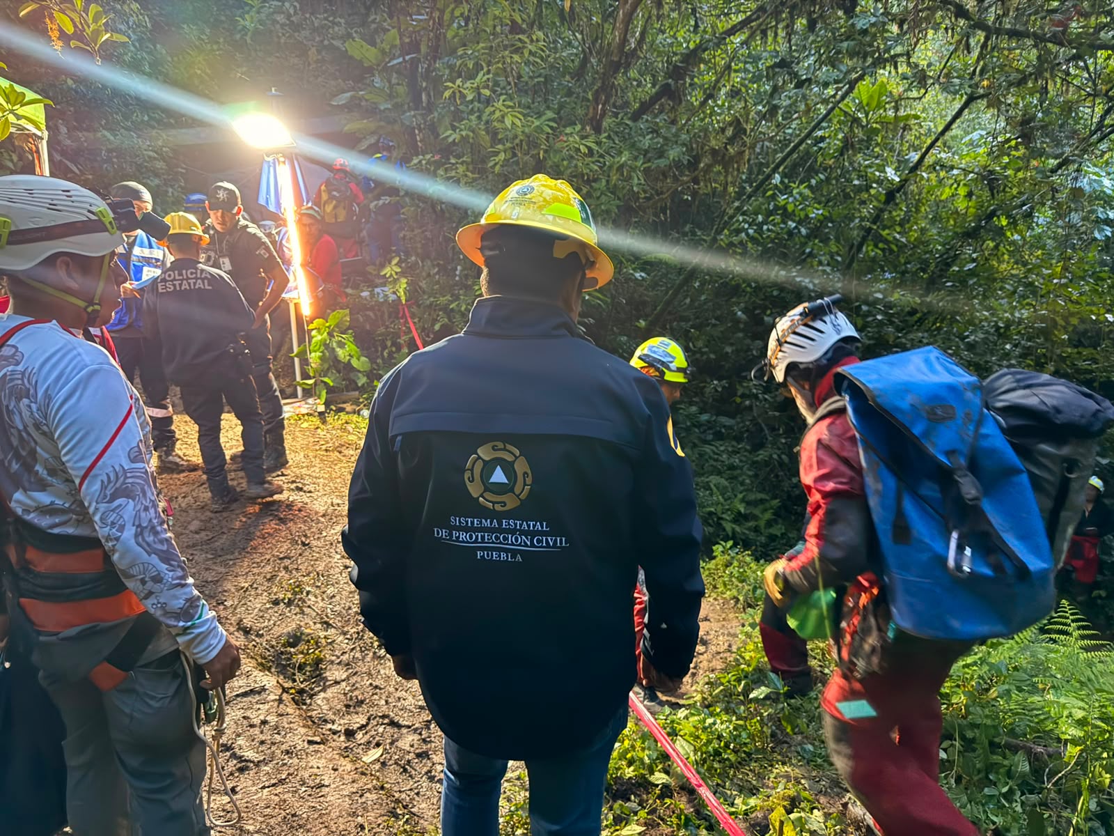 Protección Civil ubica dos cuerpos en gruta de Cuetzalan; sigue desaparecida una persona
