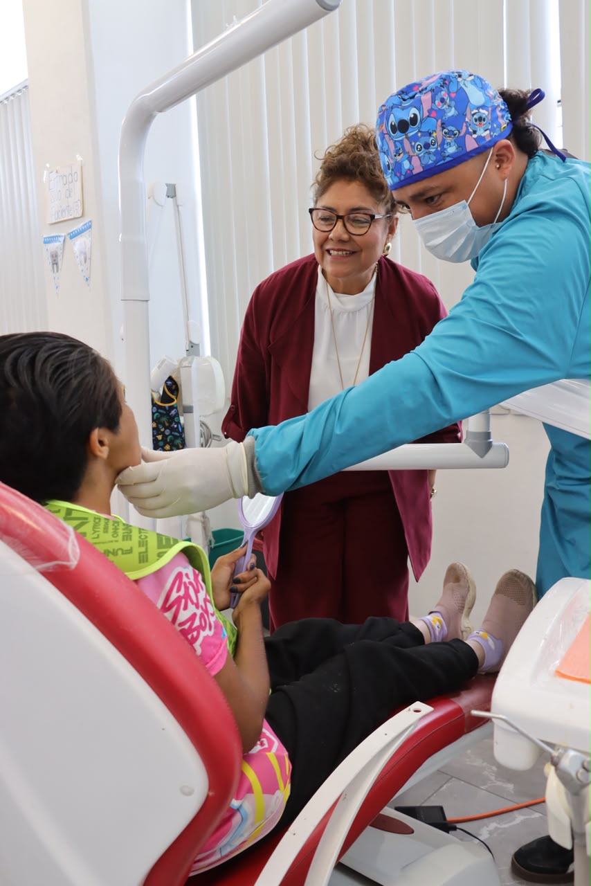 SMDIF Cuautlancingo entrega prótesis dental gratuita a adulta mayor