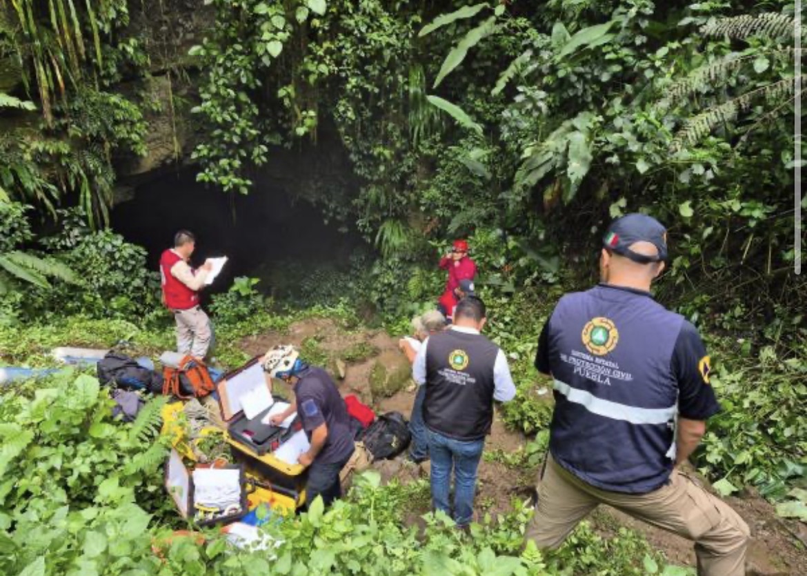 Extraen sin vida a una de las personas atrapadas en gruta de Cuetzalan