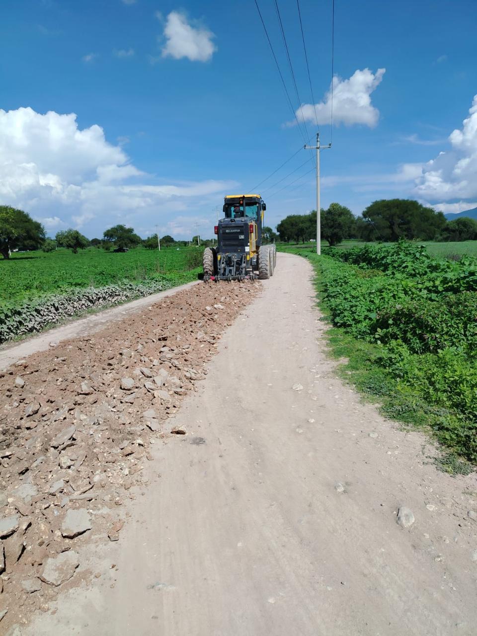Rehabilita Gobierno del Estado caminos saca cosechas en Xochitlán Todos Santos