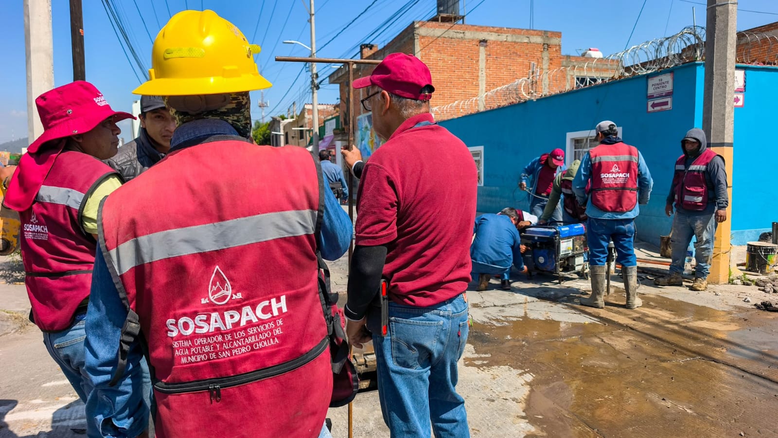 SOSAPACH atiende de manera inmediata fuga en la red de distribución de agua potable en el Barrio de Santiago Mixquitla