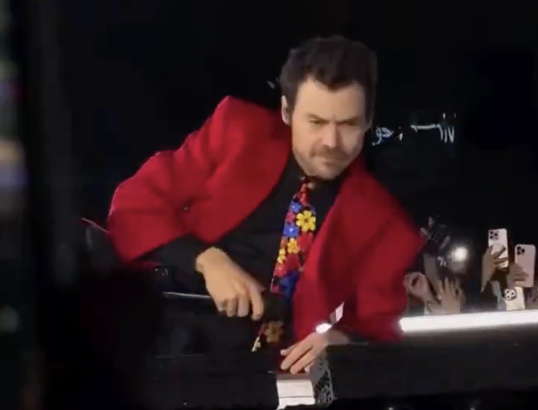 Caída de Harry Styles en escenario se vuelve viral durante concierto en CDMX